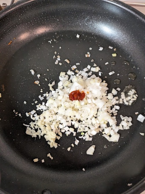 油が少なそうなら油を足し、豆板醬、みじん切りにした長ネギ・にんにく・ショウガを入れ香りがたつまで炒める。