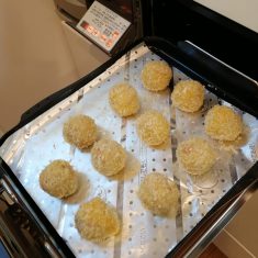マルチグリルのプレートパンに並べ、ノンフライモード[火加減・中]で14分加熱する。