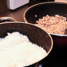 米を洗って鍋または炊飯器で炊き上げる。
炊いている間にご飯の上にのせる具材の準備をする。
フライパンに油を敷いて、肉汁が出てくるまでしっかりひき肉を炒める。