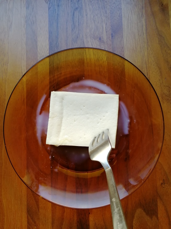 高野豆腐を１度取り出し、フォークで穴をあけ、染みやすくする。温まった牛乳に、溶いた卵と砂糖、ヴァニラオイルを入れ良く混ぜる。高野豆腐を戻し15分おく。