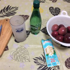 パッションフルーツの汁を絞ります。（シロップなどで代用も可能）