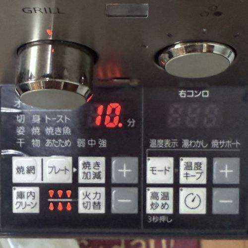 蓋をしてグリルに入れ、上下強火で10分加熱し、刻みのり、ねぎを乗せる。