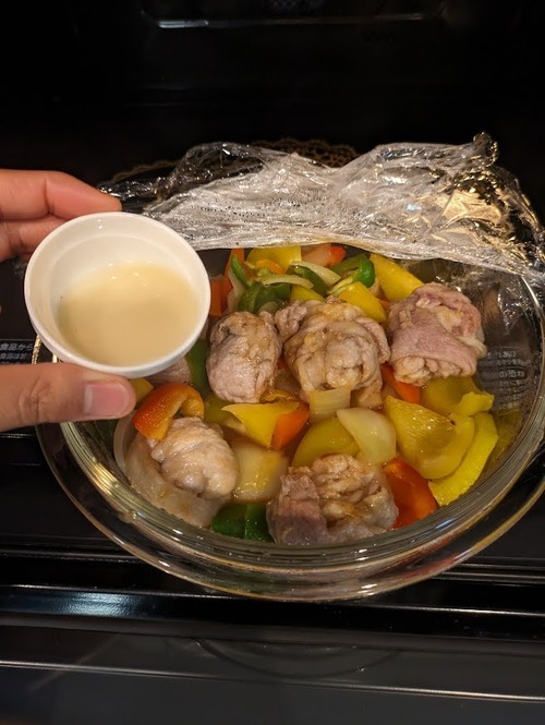 一度取り出し、＝酢溶き片栗粉＝を回しいれて全体を混ぜ、再びふんわりラップをし電子レンジ600Ｗで2分加熱する。