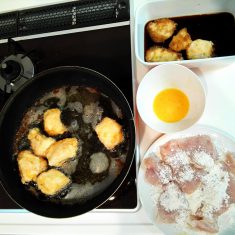 フライパンに油2㎝くらいひき、160～170℃くらいに熱する。