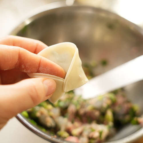 ②を20等分し、餃子の皮に乗せて半分に折り、端と端を留める。