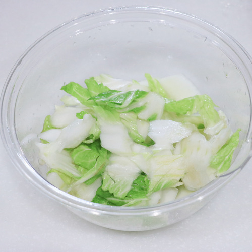 白菜は葉と茎に分け、茎は4㎝幅に切ってから2㎝のそぎ切りにする。葉は食べやすい大きさに切る。
茎の部分はボウルに入れ、塩を加えてしっかりもんで10分程置く。