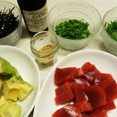 マグロの刺身、アボカドは食べやすいように適当に切る。