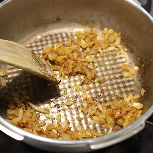 玉ねぎはみじん切りにする。鍋に油を入れて中火で熱し、玉ねぎがこんがり茶色くなるまで炒める。こんがりしたらカレー粉も加えて炒める。