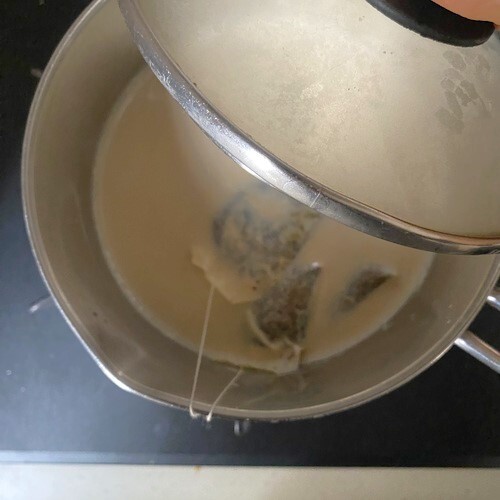 鍋に牛乳と紅茶のティーバックを入れて沸騰直前まで温める。
蓋をして5分程置いておく。