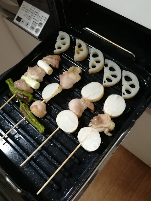 調理モード［焼く・中］10分焼き、タレをたっぷり塗ってさらに［焼く・強］２分焼く。
七味唐辛子を添えて出来上がり。