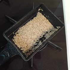 炒りゴマは、フライパンで炒ってからすり鉢でする。炒りゴマでも炒りなおすと風味が格段に増して胡麻和えが簡単に美味しくなります。