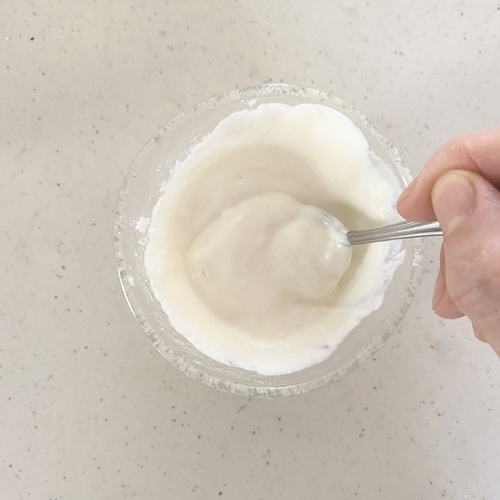 下準備したヨーグルトに粉糖を加え混ぜ合わせる。フルーツは小さくカットする。