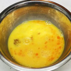 フライパンに油を入れ、強火で熱する。　②の卵を入れたら素早くかき混ぜて、半熟で取り出す。	