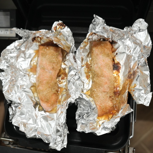 マルチグリルのオートメニュー［魚：切り身］の中火で加熱する。
焼きあがったら皿に盛り、お好みで木の芽を飾る。