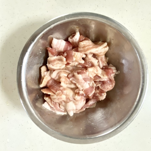 豚バラは食べやすい大きさにカットし、下味用調味料に１０分程度浸ける。