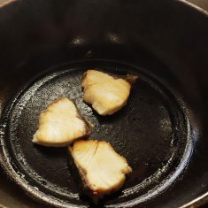 フライパンで焦げ目がつくまで中火で焼く。