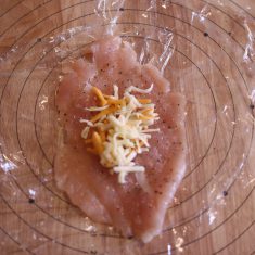 ②に塩こしょうをし、シュレッドチーズをのせて包み込むように両端をたたんで抑え、形を整える。