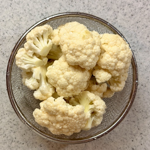 ＝下準備＝
カリフラワーは小房に切る。