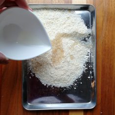 バットにパン粉と油を混ぜ、ノンフライパン粉を作り、③にしっかりまぶす。