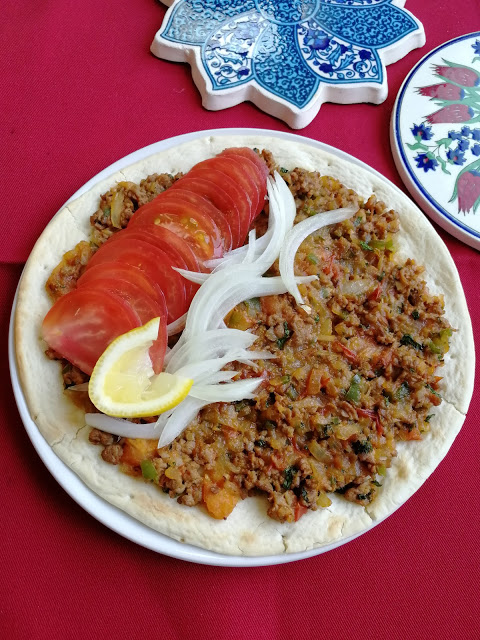 トルコ風薄焼き肉ピザ