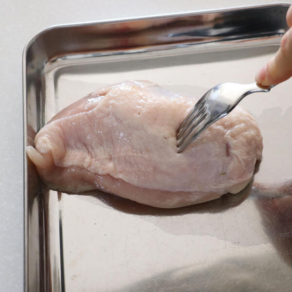 鶏むね肉にフォークを何か所か刺し、味染みをよくする。