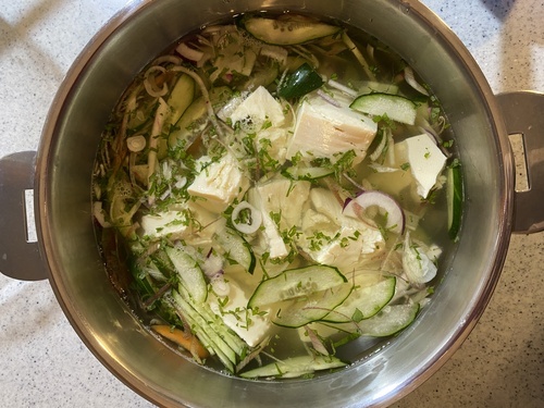 ⑤にツナ、水気を切った⑥の野菜、手でちぎった豆腐を入れる。