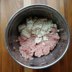 ボウルに鶏ひき肉を入れて練り、①の豆腐を崩しながら練りこみ、（A）の調味料を加え、よく混ざったら、片栗粉を加えてまとめる。