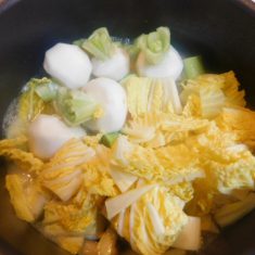 ③の野菜が柔らかくなったら、白菜の葉の部分、かぶをいれ更に煮る。