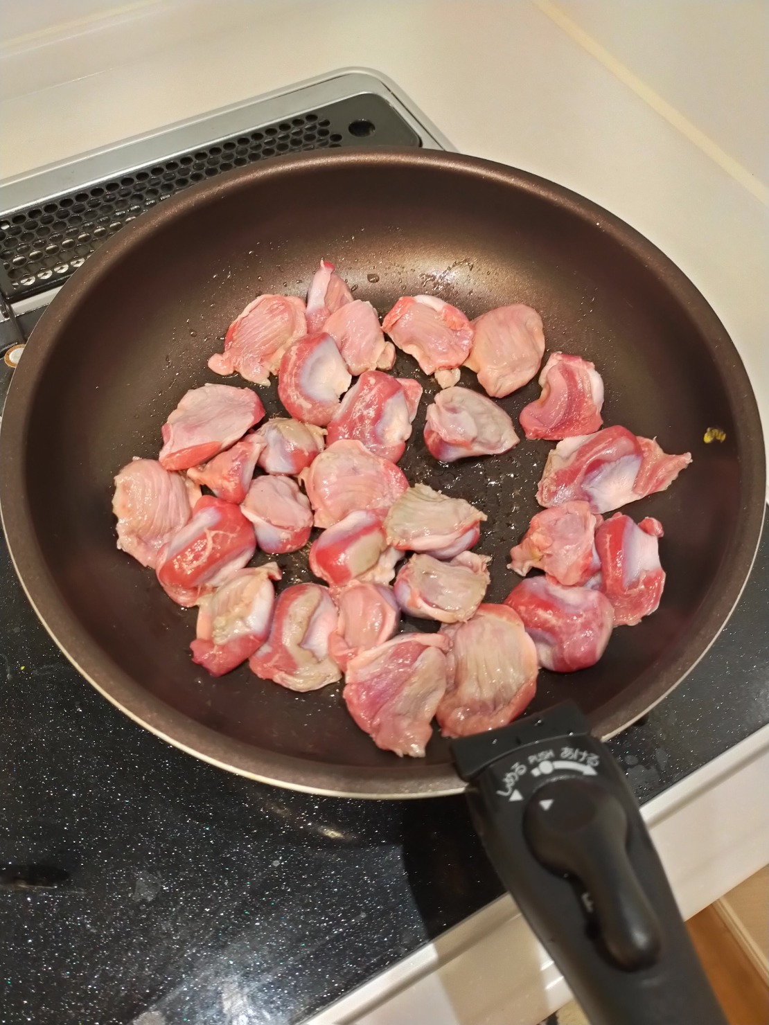 まず砂肝を食べやすいサイズに切る。
ごま油とニンニクを入れる。そこに切った砂肝を入れて炒める！