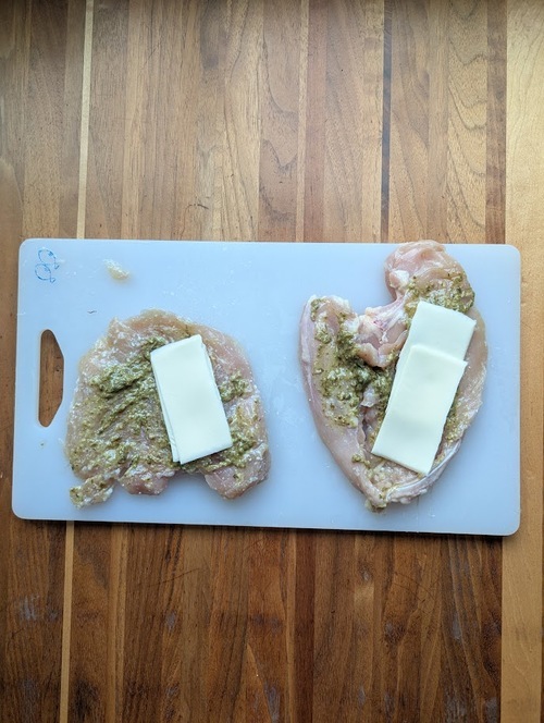 鶏むね肉を室温に戻し、こしょうをふり、バジルペーストを塗り、スライスチーズをのせる。
