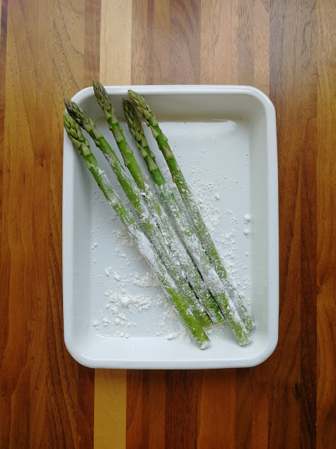 薄力粉を先端部にはつけないようにはたく。