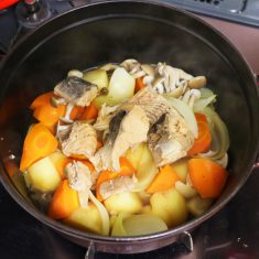 鍋にすべての材料を入れ、蓋をしたら中火で20分程度煮る。材料が柔らかくなったら出来上がり。