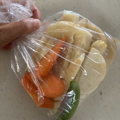 ①の野菜にオリーブオイルを塗る。（新玉ねぎ以外の野菜はビニール袋に入れて全体に絡めるとやりやすい）
