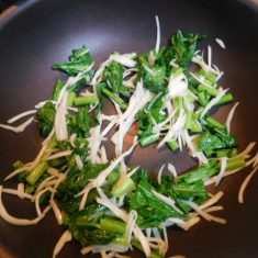 全体に油がなじんだら、ベーコンをと酒を加える。