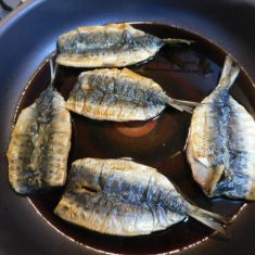 皿もり、千切りにした大葉や、三つ葉などを飾れば出来上がり。