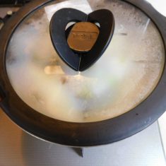 煮えたなすを皿に盛り付け、薬味を添えたら出来上がり。