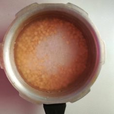 アルハルダールとお米を浸水させておく。（熱湯で1時間ほど）
