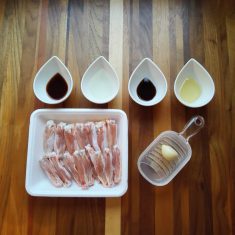 鶏スペアリブはまわりの水分をキッチンペーパーでよく拭き取る。