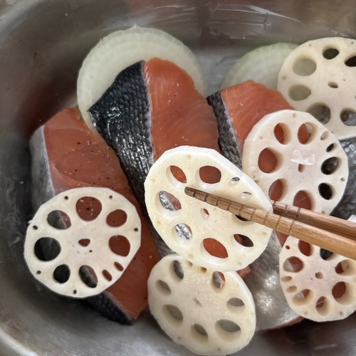 シェフポットにバター（分量外）を塗り、玉ねぎ→秋鮭→レンコン→しめじの順に重ね、上から＝合わせ調味料＝を回しかけ、バターをのせる。