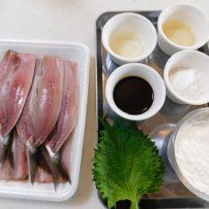 イワシは両面に小麦粉をまぶしておく。