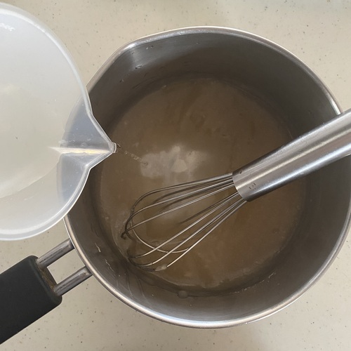 厚手の鍋にサイリウムを入れる。水を少しずつ入れながら泡だて器で混ぜる。