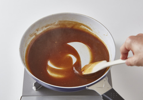 別のフライパンに刻んだカレールーとＢを入れ、中火にかけ、溶かしながら混ぜる。
沸騰したら、水溶き片栗粉でとろみをつけ、２と３を加えて和え、器に盛る。