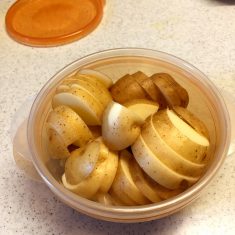 ソーセージは半分に切り、新玉ねぎは薄いくし切りにして①とともに塩コショウする。耐熱皿に並べ、オリーブオイルをかけて200度のオーブンで20分焼く。