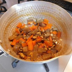 鍋に（B）の調味料をいれ、しいたけ、人参、こんにゃくを煮汁がなくなるまで、煮る。（焦げないように）