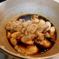 鍋に（A）の材料をいれ、火にかけ、湧いてきたら①の牡蠣を入れて牡蠣に火を通す。