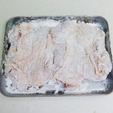 ＜鶏の下ごしらえ＞
鶏もも肉は常温に戻し、はみ出した皮、黄色い脂を取り除き、筋を切り厚さを均一にし、塩を全体に振る。