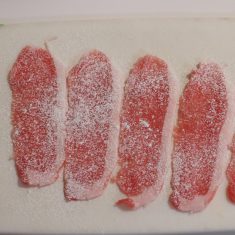 山芋は5㎝の長さに切り、約1㎝幅の短冊切りにする。