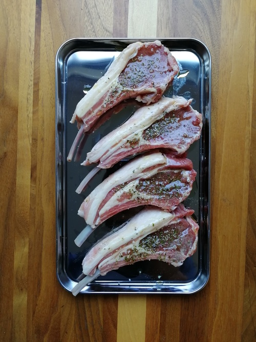 ラム肉はハーブソルトとこしょうをふり、軽く揉みこんでから、オリーブオイルをからめて20分おく。