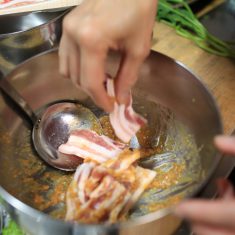 豚肉にみそをからめて10分程度おく。