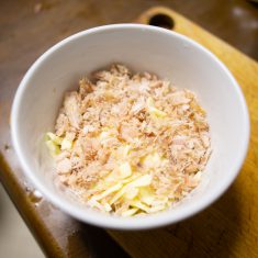 お好みの量のチーズを入れて電子レンジで加熱します。